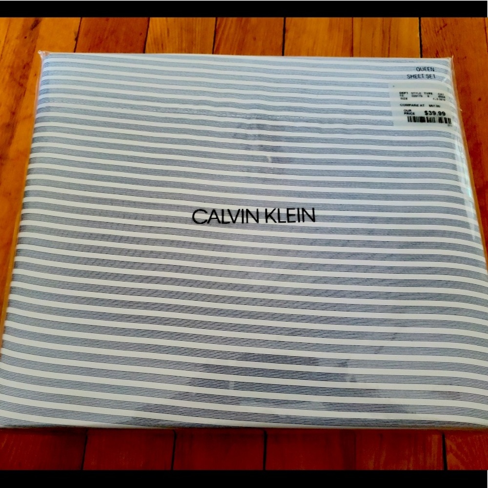NWT Calvin Klein queen sheet set